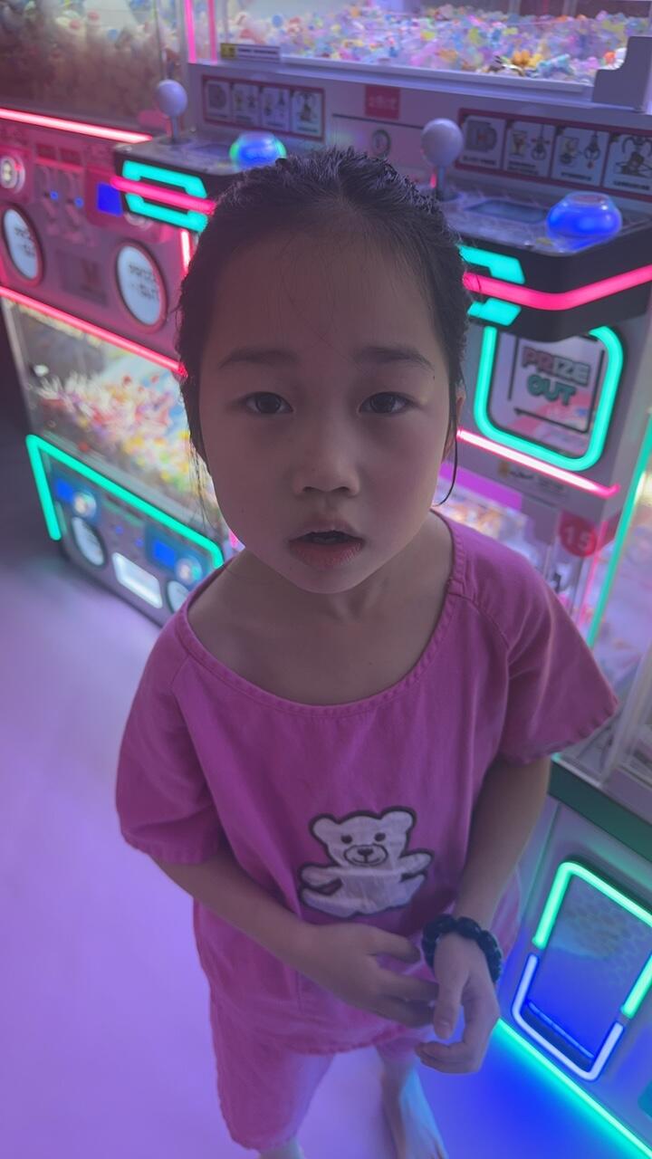 昕昕在抓娃娃机前