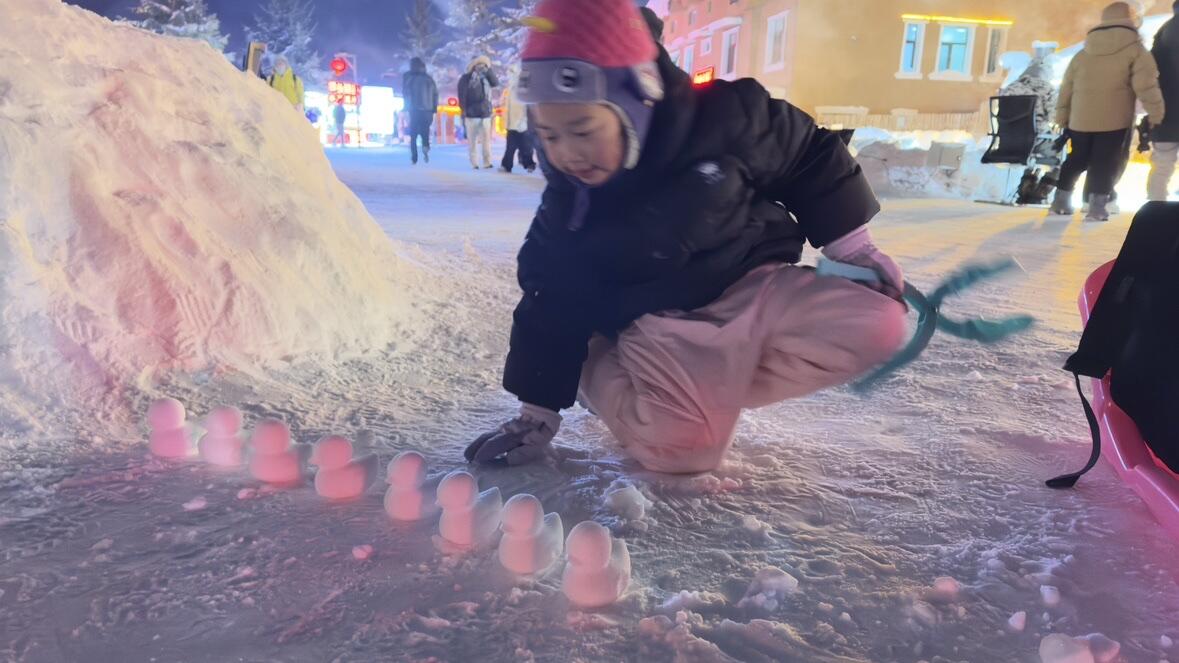 昕昕在玩雪鸭子